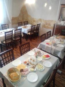 泰里克兹Iwonka Tylicz Pokoje i Apartamenty的一间用餐室,配有两张带食物盘的桌子