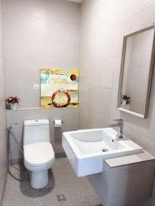 哥打京那巴鲁Mari Mari Homestay - IMAGO THE LOFT的浴室配有白色卫生间和盥洗盆。