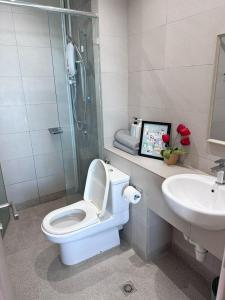 哥打京那巴鲁Mari Mari Homestay - IMAGO THE LOFT的带淋浴、卫生间和盥洗盆的浴室