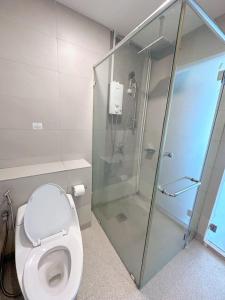 哥打京那巴鲁Mari Mari Homestay - IMAGO THE LOFT的一间带卫生间和玻璃淋浴间的浴室