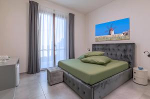 马尔萨拉Casa B, Room 5 - Palm Kite Paradise的一间卧室设有一张床和一个大窗户