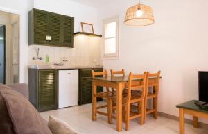 桑坦德利亚湾Grupoandria Aparthotel Club Andria的厨房以及带桌椅的用餐室。