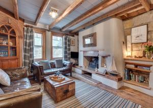 罗宾胡兹贝Green Cottage的带沙发和壁炉的客厅