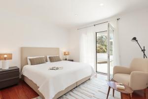 TeiàLuxury Seaview Villa by Olala Homes的白色卧室设有一张大床和一张沙发