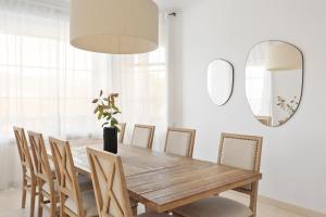 TeiàLuxury Seaview Villa by Olala Homes的一间带木桌和椅子的用餐室