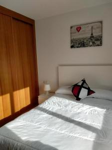 艾利亚德亚罗萨PISO COLLAZO的卧室配有白色床,墙上有心