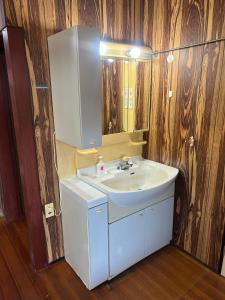 TogiStella in Noto的浴室设有白色水槽和镜子