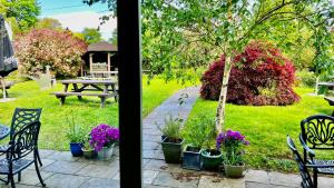 ElworthyNotley Arms Inn Exmoor National Park的享有花园的景致,配有桌椅和鲜花