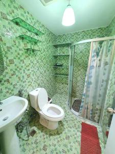 马尼拉BGC Loft in Avant, stunning golf view!的浴室配有卫生间、淋浴和盥洗盆。