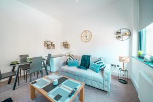 巴恩斯利Cozy 1-Bedroom Apartment in the Heart of Barnsley Town Centre的客厅配有沙发和桌子