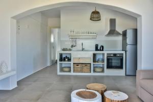 加里尼Relaxia Estate Naxos的带沙发的客厅和厨房