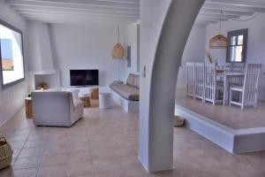 加里尼Relaxia Estate Naxos的带沙发的客厅和用餐室