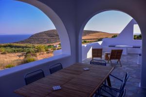 加里尼Relaxia Estate Naxos的海景阳台上的桌椅