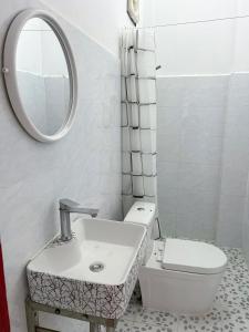 万荣Vang Vieng Chill House的一间带水槽、卫生间和镜子的浴室