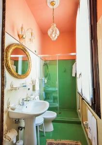 多洛里斯特朗特公爵别墅酒店 的一间带两个盥洗盆和淋浴的浴室