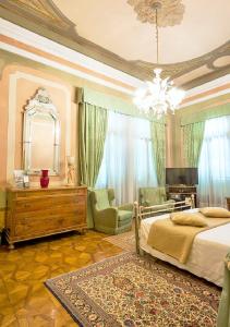 多洛里斯特朗特公爵别墅酒店 的一间卧室配有一张床和一个吊灯