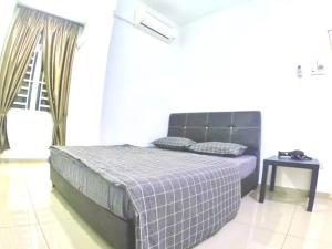 波德申Arang Homestay14pax 4room(BBQ)(Kbox)Near to Beach的一间卧室配有一张床、一张桌子和一个窗户。