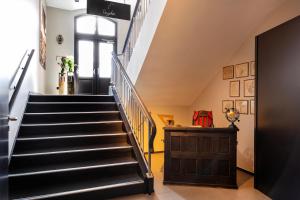 汉堡Hotel Volksschule的一座有黑色楼梯的房屋内的楼梯