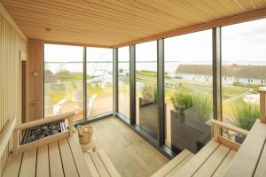 朗克维茨Appartements "Zum Leuchtturm" Hafen Rankwitz Insel Usedom的门廊上设有屏风,享有海景