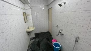 孟买Hotel Plaza Rooms - Prabhadevi Dadar的一间带水槽和卫生间的浴室