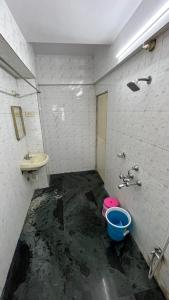 孟买Hotel Plaza Rooms - Prabhadevi Dadar的一间带水槽和卫生间的肮脏浴室