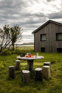 Ytri-NjarðvíkRijo campers的野外中带谷仓的野餐桌