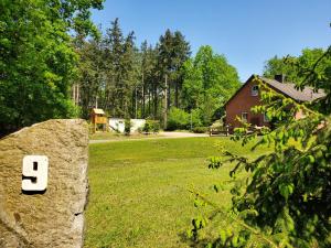 索尔陶Familienfreundliche Ferienwohnung Soltau的院子里有数字的石头