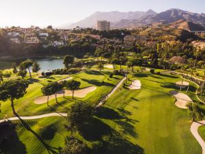 马贝拉Rio Real Golf & Hotel的享有度假村高尔夫球场的空中景致