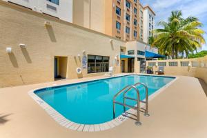 肯代尔Best Western Plus Miami Executive Airport Hotel and Suites的大楼前的大型游泳池