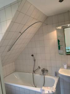 HuglfingFerienwohnung 2 in Huglfing im Herzen vom 5 Seen Land Oberbayern的浴室设有浴缸和淋浴。