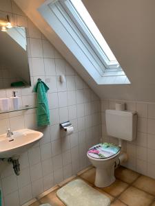 HuglfingFerienwohnung 2 in Huglfing im Herzen vom 5 Seen Land Oberbayern的浴室配有卫生间、水槽和天窗。