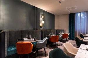 米兰Quark Hotel Milano的一间在房间内配有桌椅的餐厅