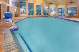 Delafield阿美里科酒店的蓝色海水大型室内游泳池
