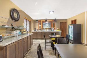 Delafield阿美里科酒店的厨房配有桌椅和墙上的时钟