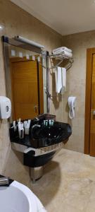 阿克套大努尔广场酒店的浴室配有水槽和黑色浴缸。