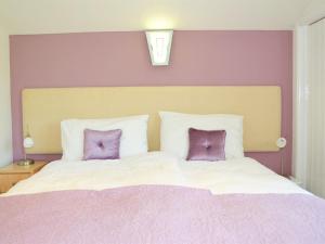 DenstoneDove Meadow的一间卧室配有一张大床和两个紫色枕头