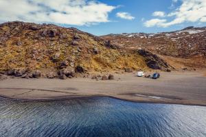 Ytri-NjarðvíkRijo campers的水体中间的一个岛屿