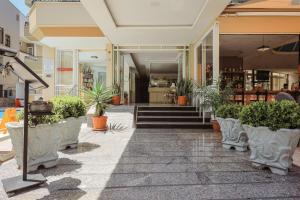 马尔马里斯李曼公寓酒店 的人行道上种有盆栽植物的建筑