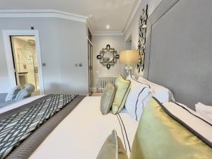 塔维斯托克塔维斯托克豪斯酒店的一间大卧室,配有一张床和镜子