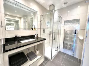 塔维斯托克塔维斯托克豪斯酒店的一间带水槽和淋浴的浴室