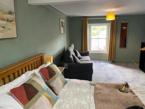 兰达西尔Kings Arms的客厅配有床和沙发