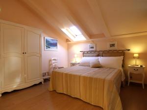 丰特博兰达佩雷蒂农庄酒店的一间卧室配有一张床和天窗