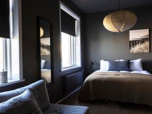 雷克雅未克雷伊公寓 的一间卧室设有一张床和一个大窗户