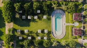 休达德亚Vestige Son Vell的公园游泳池的顶部景色