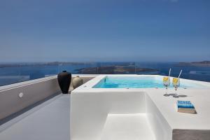 菲罗斯特法尼Damigos Caldera World的白色的浴室设有按摩浴缸。