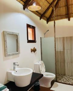 维兰库卢什Mangal Beach Lodge的一间带水槽和卫生间的浴室