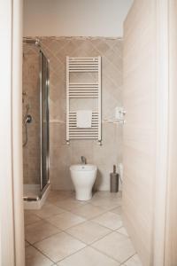 塔兰托迪莫拉马里尤住宿加早餐旅馆的一间带卫生间和玻璃淋浴间的浴室