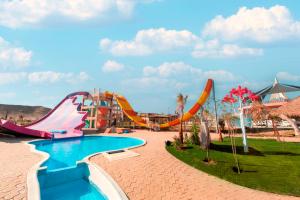 马萨阿拉姆Pickalbatros Villaggio Aqua Park - Portofino Marsa Alam的一个带滑梯的水上公园的度假村