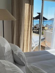 耶尔彭迪艾尔酒店的一间卧室配有一张床,享有海滩美景