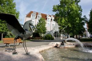 贡岑豪森阿尔特米尔塔尔公园酒店的站在喷泉中的鸟雕像